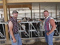 Daryl Rylaarsdam, left, has been herdsman for Bill and Merri Post for the past 14 years. Rylaarsdam enjoys the Posts’ new robotic milking facility, which has greatly eased the physical burden of operating the dairy.<br /><!-- 1upcrlf -->PHOTO BY JERRY NELSON